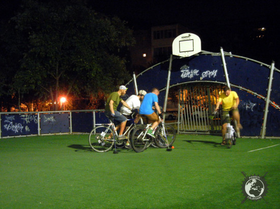 Bike-polo pe nocturnă