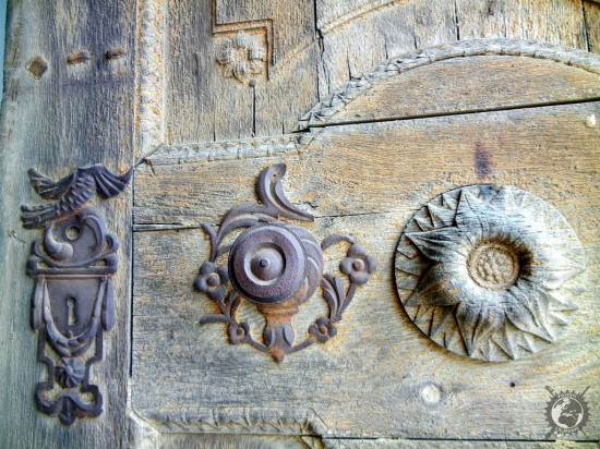 Detaliu de pe ușa Bisericii Armene