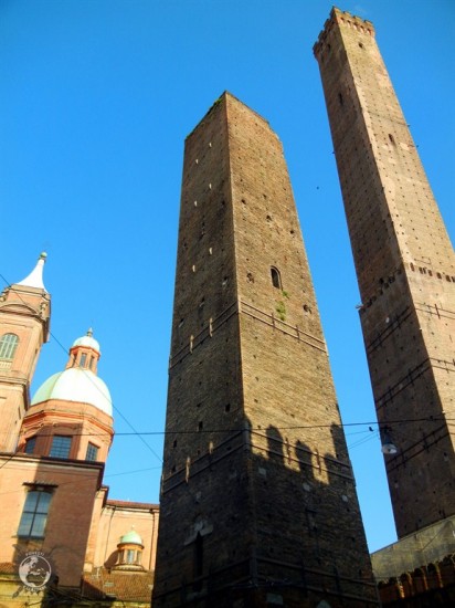 Torre Garisenda și Torre degli Asinelli