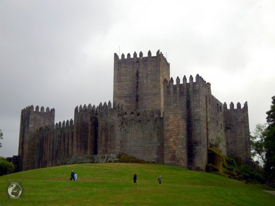 Guimarães - capitală europeană a culturii în 2012. În imagine, Castelo do Guimarães.